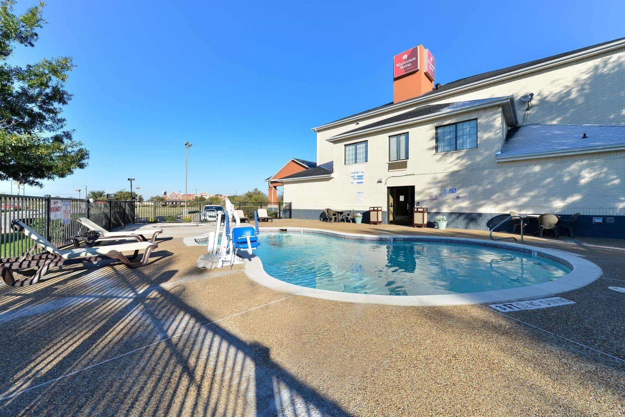 Quality Inn & Suites Fort Worth Exterior foto